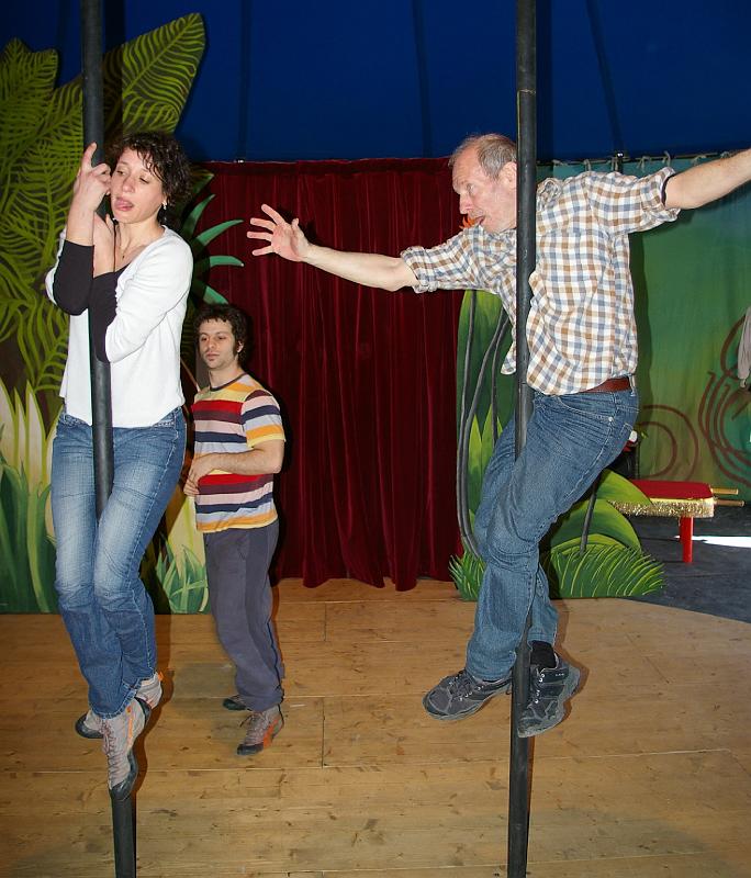 Atelier cirque adultes Journees theatrales 2007_0016.jpg